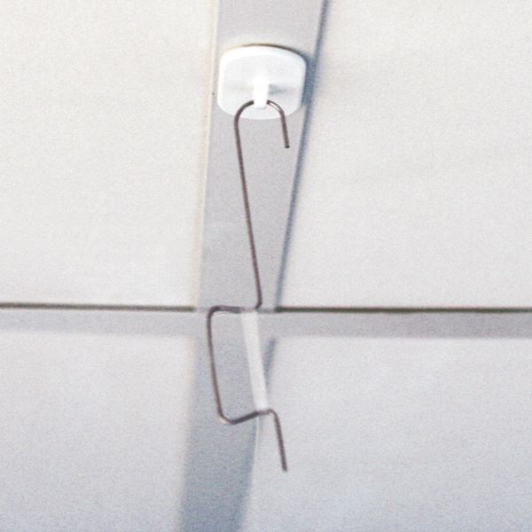 Picture of HOOK WITH UNROLLABLE THREAD AND NEEDLE